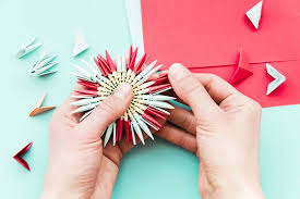 Y es que es uno de los materiales más fáciles de manejar y más versátiles para reutilizar. Como Hacer Flores De Papel Guia Facil Paso A Paso