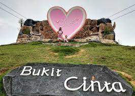 Tempat ini juga sering digunakan sebagai gardu pandang. Tiket Masuk Bukit Cinta Pemekasan 2021 Fasilitas Dan Harga Tiket Masuk Bee Jay Bakau Resort Maret 2021 Wisatakaka Bukit Cinta Pamekasan Berlokasi Di Jalan Lawangan Daya Kelurahan Sentol Kecamatan Pademawu Pamekasan Regency Limorikurr