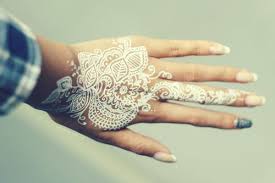 White Henna Lasts About 10 Days Or Wash Off Any Time It Doesn T Bleach The Skin And Is Commonly Made Of Beauty Prod Henna Tattoo Designs Henna White Henna