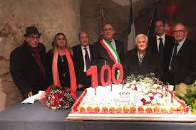 Castelmola. Nonna Alfia Cacopardo Intelisano festeggia 100 anni e balla in  piazza