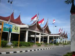 Padang, meaning field, with a population of over 900,000 people is in western sumatra on the coast of the indian ocean. Flughafen Minangkabau Padang Wikipedia