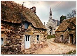 Cotes D Armor Ref J 12 2503 En Argoat Numero D Objet 181077167 En 2020 Couleurs Exterieures De Maison Chaumiere Toit De Chaume