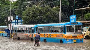 পুজোর মুখে একটানা বৃষ্টিতে জলে ভাসল কলকাতা, মৃত ৫ | In the continuously  rain Fall at Kolkata, 5 persons Dead - Bengali Oneindia