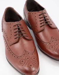 Budapester bietet online unter mybudapester.comexklusive designer schuhe für damen und herren für jede saison und zu allen outfits an. Schuh Rowen Schuhe Im Budapester Stil Aus Braunem Leder Asos