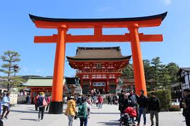 The shrine is famous for its thousands of red torii gates and fox statues located across the narrow pathways that lead to the top of the mountain. Fushimi Inari Taisha Schrein Kyoto Japan Reisefuhrer Japan Hoppers