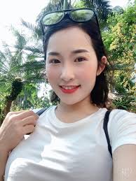 HẠNH PHÚC CỦA NGƯỜI PHỤ NỮ LÀ ĐƯỢC LẤY ĐÚNG CHỒNG ❤️ Chồng đi đón vợ về vì  trời mưa to, trên đường về thì 1 cành cây bất ngờ rơi xuống