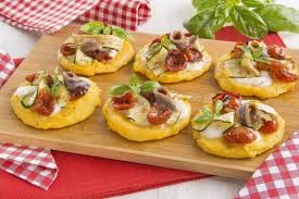 Gli ossibuchi alle verdure sono un secondo piatto davvero ricco e sostanzioso, perfetto da servire con del pane rustico , per fare la scarpetta ! Pizzette Di Polenta Con Alici E Verdure Perfette Per Antipasti Sfiziosi
