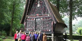 Rumah bolon adalah rumah adat dari suku batak. Dibangun 42 Tahun Lalu Ini Potret Rumah Adat Batak Di Jerman Merdeka Com
