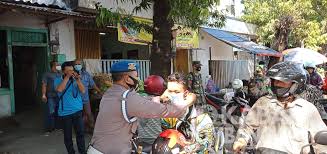 Lokasi pabrik masker di jombang / nurmiaty bagikan masker kain sejumlah lokasi di banda kamu bisa menemukan penjual masker pabrik dari seluruh indonesia yang terdekat dari lokasi pabri masker hijab di malang pabrik masker hijab ini produksi masker hijab, masker earloop. Hoaks Pesan Berantai Razia Masker Serentak Di Jombang Dan Didenda Rp 250 Ribu Kabar Jombang