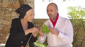 La vacinada, which went viral in italy within hours of its release today, features checco zalone, 43, playing an amorous spaniard who asks directions from mirren, 75, while driving through puglia. Il Nuovo Video Di Checco Zalone Con Helen Mirren La Vacinada