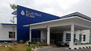 Regmi, yang dipetik stesen berita tempatan, khabarhub, berkata remaja itu menyerah diri dengan menyerahkan satu. Balai Polis Debak Ibu Pejabat Polis Daerah Betong Facebook