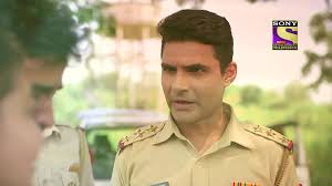 Aastha aur bharose ke taane maane mein guthi dohre katla ki hairaan karne  waale apraadh ki kahaani. Kya Police pakad paaegi iss mujrim ko? Dekhiye  #CrimePatrolDastak, aaj raat Yeh Un Dinon Ki Baat Hai ...