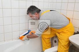 Abdichten unter fliesen und platten. Klempner Worker Abdichten Badewanne Und Fliesen Mit Silikonkleber Fototapete Fototapeten Caulk Wasserdicht Silizium Myloview De