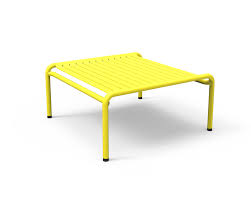 Table en teck qui à passer 10 ou 12 ans dehors recouverte d'une pélicule de mousse verte et de micro champignon. Petite Friture Table Basse Pour Exterieur Week End Jaune Aluminium Verni Par Poudre Epoxy Myareadesign It