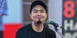 Senyummu gantikan lara dihatiku tawamu ubahkan nyanyian sedihku kaulah yang terindah di dalam hidupku kaulah yang terindah di dalam hidupku. Lirik Lagu Kenangan Terindah Samsons Merdeka Com