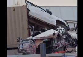 El choque, que se produjo en momentos en que la carretera estaba muy resbalosa por el hielo más de una treintena de personas fueron trasladadas al hospital choque de casi 100 vehículos deja 5. B2jeobeqa 6idm