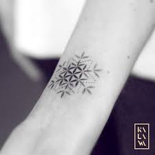 Photo Tattoo Feminin Fleur De Vie Facon Cristaux De Glace Tatouage Femme