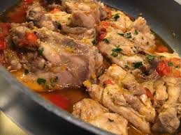 Il pollo è una carne che si presta benissimo a tanti tipo di cottura, in questa ricetta vi proponiamo quella con il sugo di pomodoro se preferite, potete sostituire il petto di pollo con delle fettine di tacchino. Pollo Speziato Al Sugo Morbido E Saporito Cucina Svago