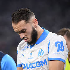 Un bras en écharpe mais un pouce levé: le message rassurant de Gouiri après  sa grosse blessure et son opération