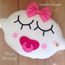Taki Yastigi 38 Cm 39 Dir Polar Kumas Kullanarak Hazirliyorum Yastiklarin Icinde Boncuk Silikon B Boncuk Baby Knitting Patterns Aplike Tasarimlar