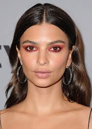 The 2018 Celebrity Makeup Moments We Re Still Thinking About Red Eyeshadow Look Celebrity Makeup Eyeshadow Looks