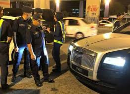 Pengusaha asal malaysia, dato aliff syukri yang sempat heboh bersama lucinta luna dikabarkan. Rolls Royce Datuk Seri Aliff Syukri Disewakan Kepada Pelajar Tempatan
