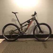 In the high setting, the bb height is a little higher for those tricky tech trails and/or when plus sized tires are required. 2019 Santa Cruz Hightower Gigantic Edition Xxl Amart1500 S Bike Check Vital Mtb