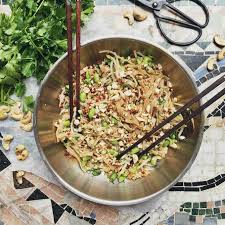 Nylig er thailandsk mat mer og mer tett inkludert i det russiske folket, fordi det er fylt med friske eksotiske smaker og mange nyttige vitaminer. Oppskrift Pa Pad Thai Fa Gode Rad Og Tips Om Pad Thai