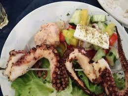 Il polpo alla griglia è un secondo piatto di pesce semplice e genuino, pronto in pochissimi minuti. Suvlaki Di Polpo Spiedino Di Polpo Alla Griglia Con Insalata Greca E Taramosalata Picture Of Taverna Greca Dionisio Florence Tripadvisor