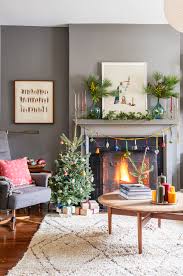 Traditional christmas decorations are typically green, red, and white, but other colors like gold have also become popular. 32 Stylish And Cozy Christmas Living Room Decor Ideas