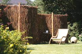 Für schutzelemente gegen wind und wetter gibt es wunderbare natürliche alternativen, die oft kostengünstig aus eigenen, schon vorhandenen gartenmaterialien gezaubert. Schneller Sichtschutz Fur Garten Und Balkon Mein Eigenheim