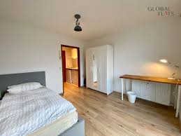 Trendige wohnaccessoires, lampen und leuchten, badaccessoires, heimtextilien, dekoartikel, matratzen und teppiche runden das große angebot ab. Kleines Single Apartment In Bilk Globalflats
