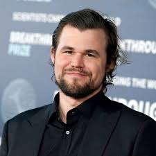 Carlsen videre i lynsjakk-VM etter å ha kommet for sent til åpningsparti