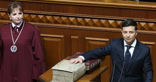 Раз на чотири роки приїжджає натовп і витрачає гроші, але наразі вашингтон не має жодного зиску, нічого не заробляє, — розповів. Inavguraciya Zelenskogo U Foto Vid Selfi Z Ukrayincyami Do Urochistostej Politika Tch Ua