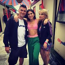 At the 2019 brits, dua's dad even momentarily stole the spotlight after he took to the red carpet in a black velvet suit to pose for the paps. Pin En Dua Lipa