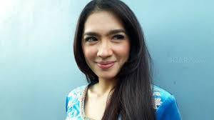 Buat dialog juga diset, lumayan harus membutuhkan jam terbang tinggi, papar angel karamoy. 8 Potret Angel Karamoy Pamer Body Goals Gemar Pakai Baju Seksi