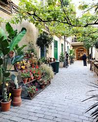 Flipo Con Barcelona Cada Cierto Tiempo Me Sorprende Para Bien Con Algun Rincon Que No Conocia El Ultimo Descubrimiento Es Esta Callejuela Co In 2020 Instagram Canal