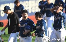 2018시즌 꼴찌로 떨어졌던 nc는 양의지 영입 첫 해 5위로 올라섰고, 올시즌에는 40승에 맨 먼저 오르며 1위 자리를 단단하게 지키는 중이다.#양의지 #nc #야구 〈출연 이용균 이재덕 기자·제작. ì–'ì˜ì§€ ë°˜ì‚¬ì´ìµ ì°½ë‹¨ ì²« í‰ê·  ì—°ë´‰ 1ìœ„ ì˜¤ë¥¸ Nc ë§¤ì¼ê²½ì œ