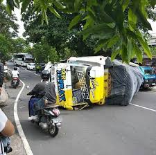 Contoh mewarnai gambar mobil yang keren dari berbagai jenis. 39 Per 39 Depan Kanan Patah Truk Oleng Serempet Mini Bus Dan Terguling Baliberkarya Com