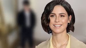 Ze werd bekend door het winnen van het eurovisiesongfestival 2010, waarbij ze voor duitsland uitkwam met het engelstalige nummer satellite. Lena Meyer Landrut Du Siehst Aus Wie Ich In Der 5 Klasse Dieses Outfit Bringt Die Fans Zum Lachen Bunte De