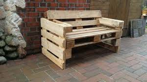 Anleitung Palettensofa Mit Schrager Ruckenlehne Selber Bauen In 2020 Paletten Couch Europalette Mobel Garten Paletten Sessel