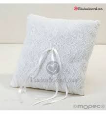 Con encaje blanco adornando el cojín, con 2 adornos si quieres llevar las alianzas de boda de una forma elegante te recomiendo este cojín para alianzas de boda. Cojin Para Alianzas De Boda Con Encaje Marfil