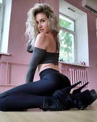 Maryann Moon – Lady Leak