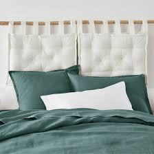 Una trapunta matrimoniale invernale o un piumone singolo caleffi ti regalano un sonno più piacevole e riposante grazie alla calda morbidezza del loro tessuto e alle ricercate fantasie che aggiungono un tocco di stile al tuo letto invernale. Cushion Headboard Beautifully Finished With Large Knots That Give It A Charm Features Legs Finishes Polyester Filler Cushion Headboard Headboard Cushions