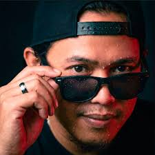 I WANT TO HEAR A LINE FROM AN OLD TV COMMERCIAL!!