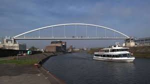An einer rohrleitung sei flüssiggas ausgetreten, sagte martin halama, geschäftsführer. Bas 75165 Fussgangerbrucke Im Neusser Hafen Brueckenweb De Brueckenweb De