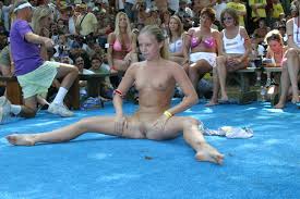 Arab woman spread her legs boldly exposed – a daring act