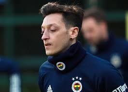 Kulüp, türk asıllı alman futbolcuyu 3.5 yıllığına renklerine bağladı. Mesut Ozil Fenerbahce De Ilk Idmanina Cikti