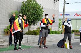 東京五輪 に向けた事前合宿のため、ホストタウンの 大阪府 泉佐野市 に滞在していたウガンダの選手団が20日朝、東京・晴海の 選手村 に向けて貸し切りバスで出発した。 9人で来日した選手団のうち、2人が 新型コロナウイルス の検査で陽性と判明。 Znicwushv8r 0m