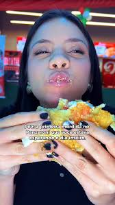 Se o seu dia acabou de ficar melhor só de ver essa primeira mordida,  imagina provar um Panzeroni inteirinho agora. Vem pra loja ou faz teu  pedido no delivery e vem.